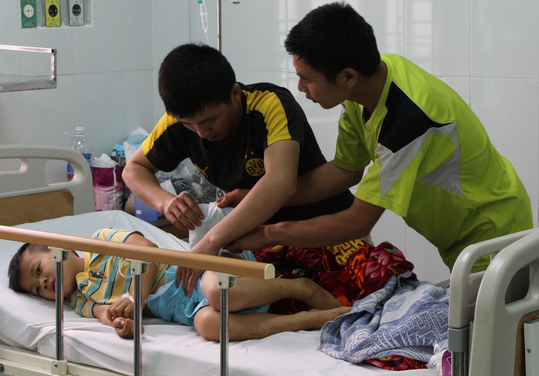 Be 8 tuoi ngo doc tu vong hinh anh