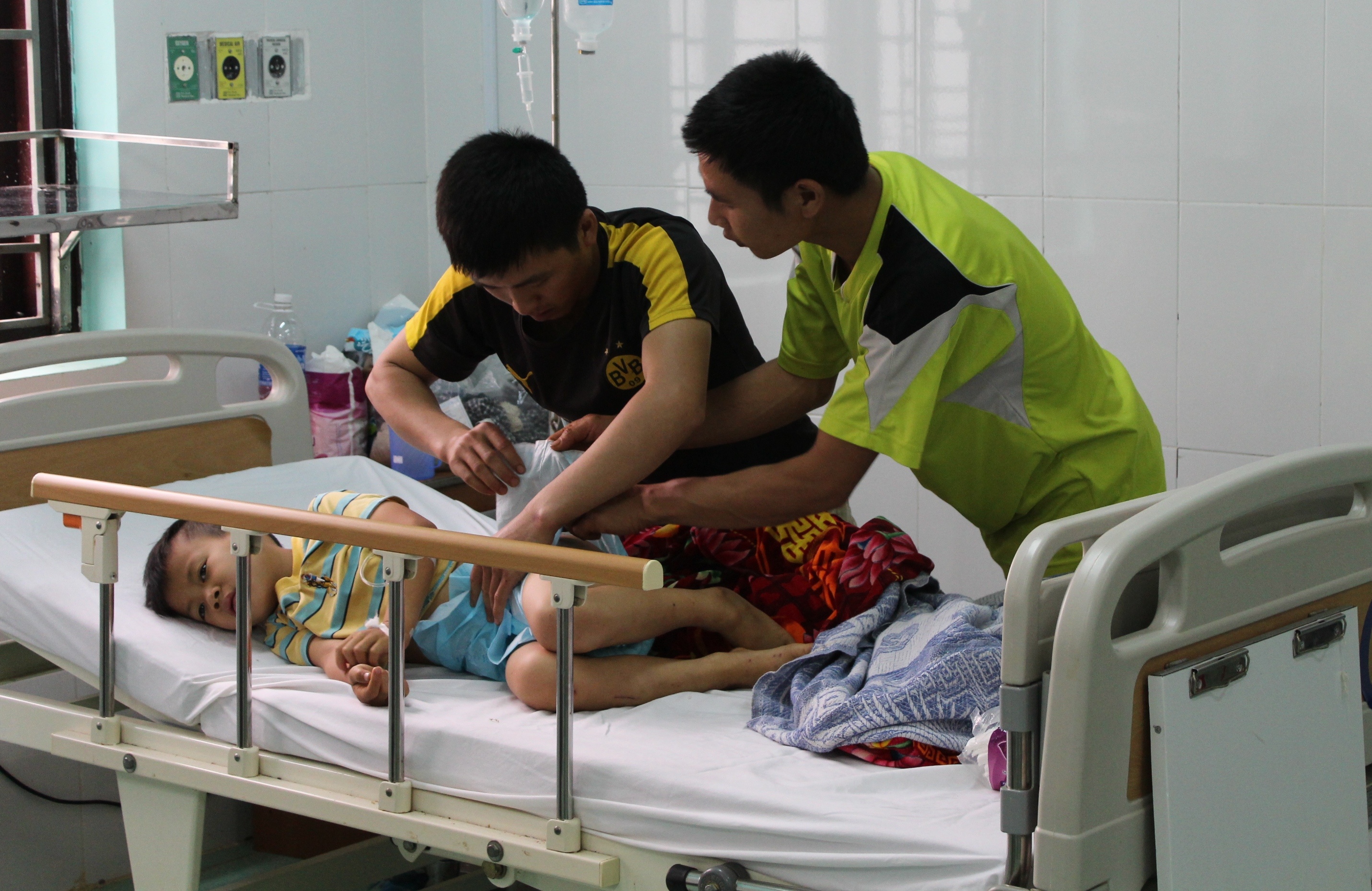 Hai chi em ngo doc thuc pham anh 1