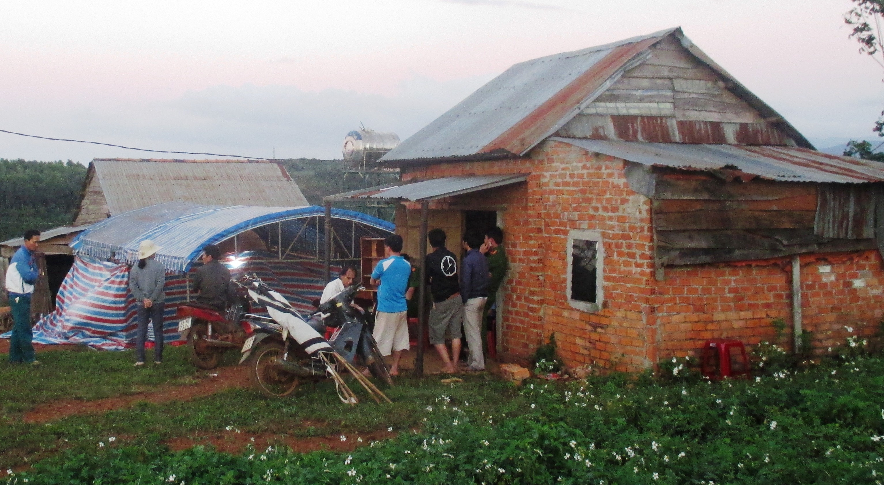 Lay mau thuc an gia dinh 2 chi em ngo doc xet nghiem hinh anh