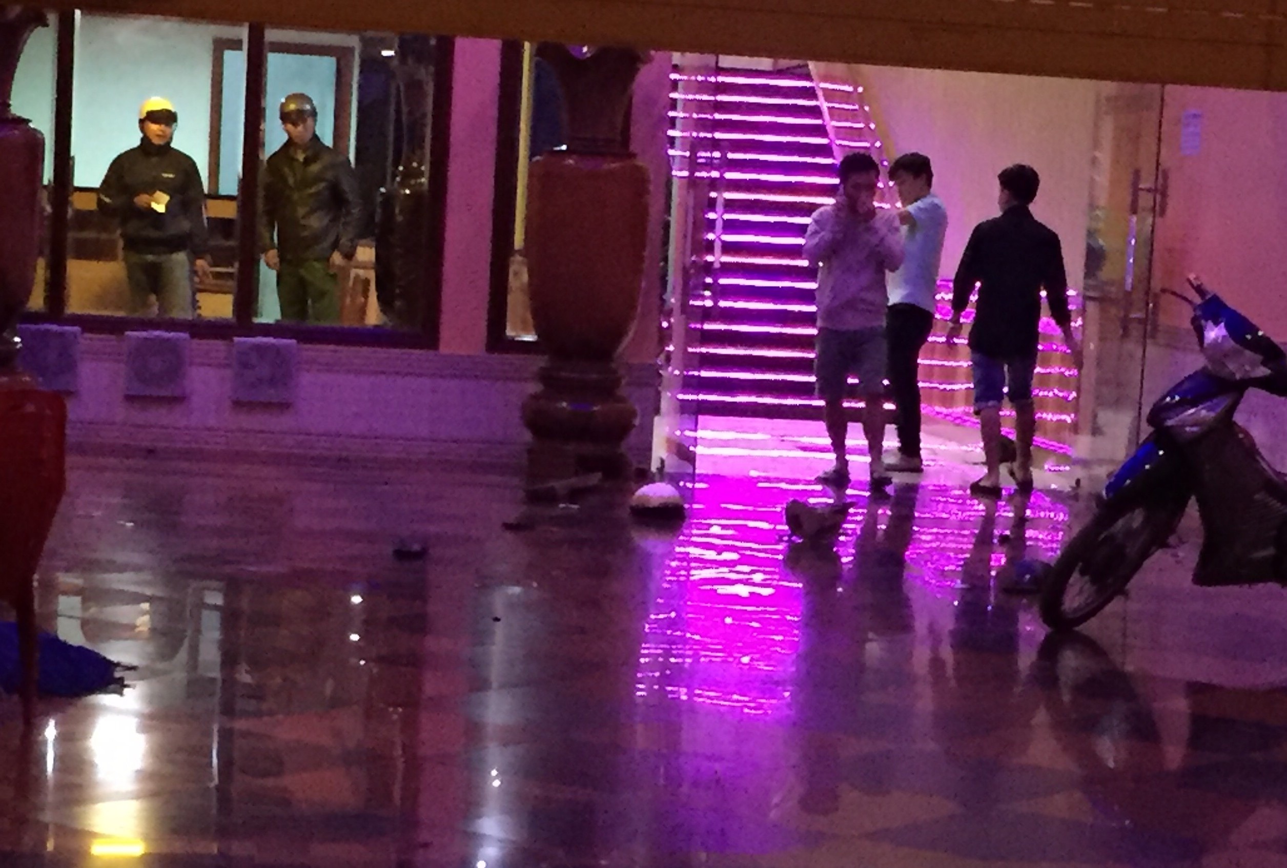 Danh chem o quan karaoke anh 1