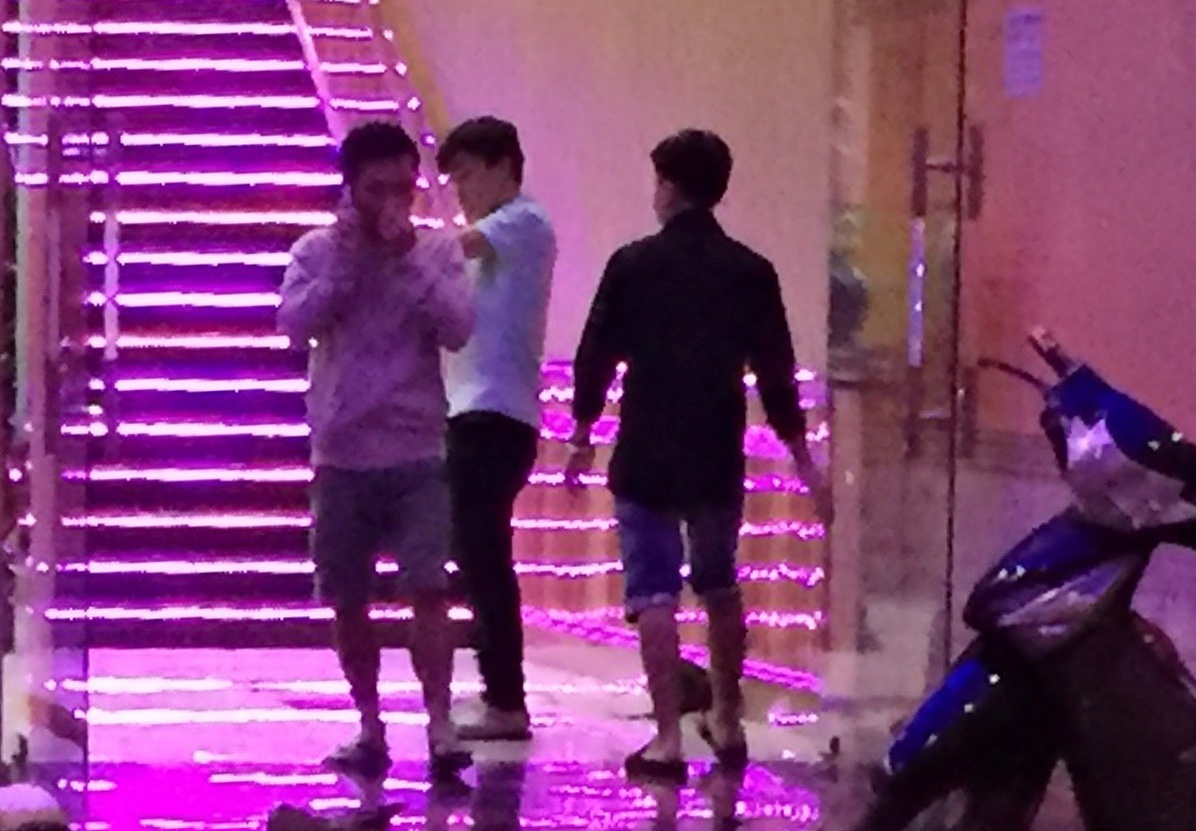 Danh chem o quan karaoke, 3 nguoi bi thuong hinh anh
