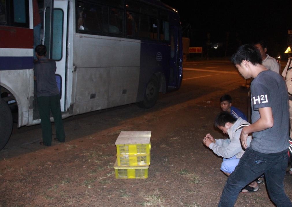 Xe khach cho ran ho mang anh 1