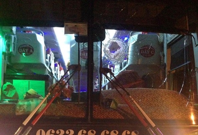 Hai thanh nien nem da xe khach anh 1