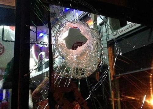 Hai thanh nien say ruou nem da vo kinh xe khach... cho vui hinh anh