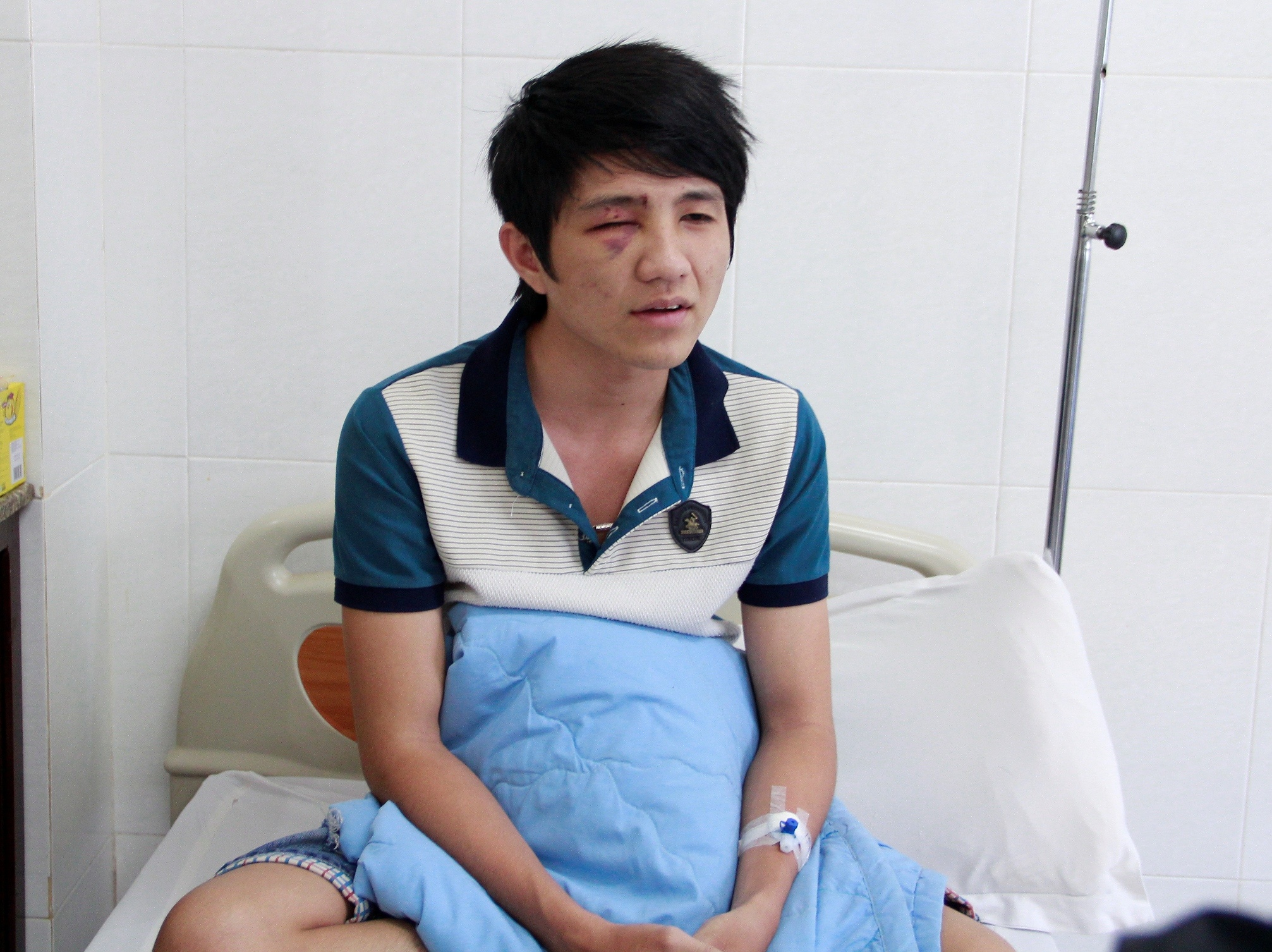 CSGT danh nguoi di duong anh 1