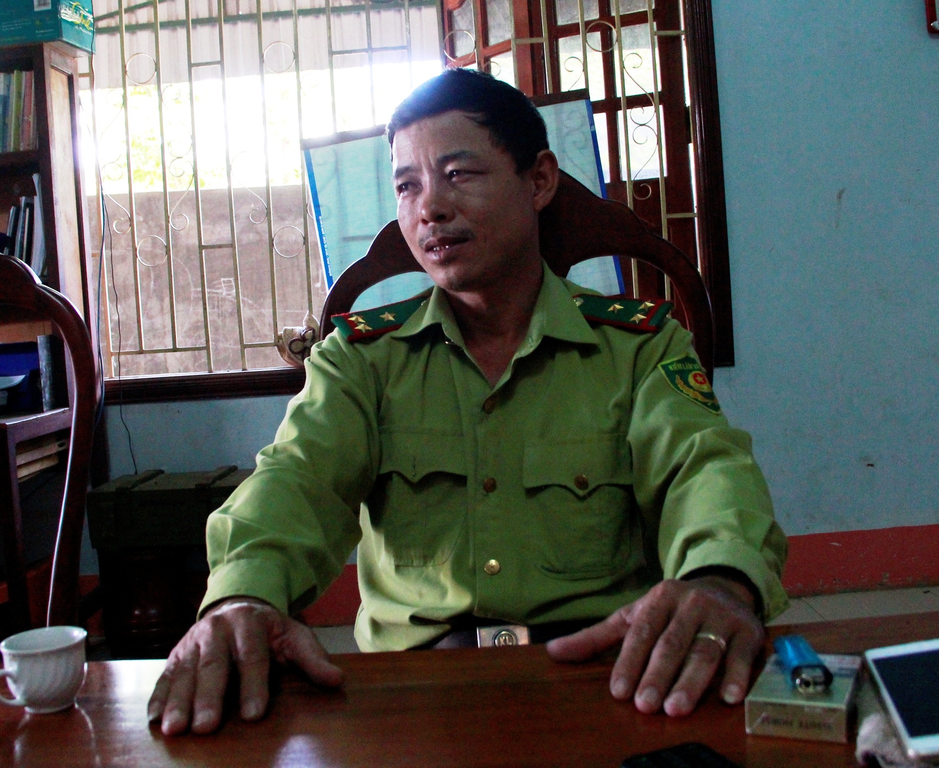 Vo kiem lam nhin chong bi lam tac danh truoc nha hinh anh