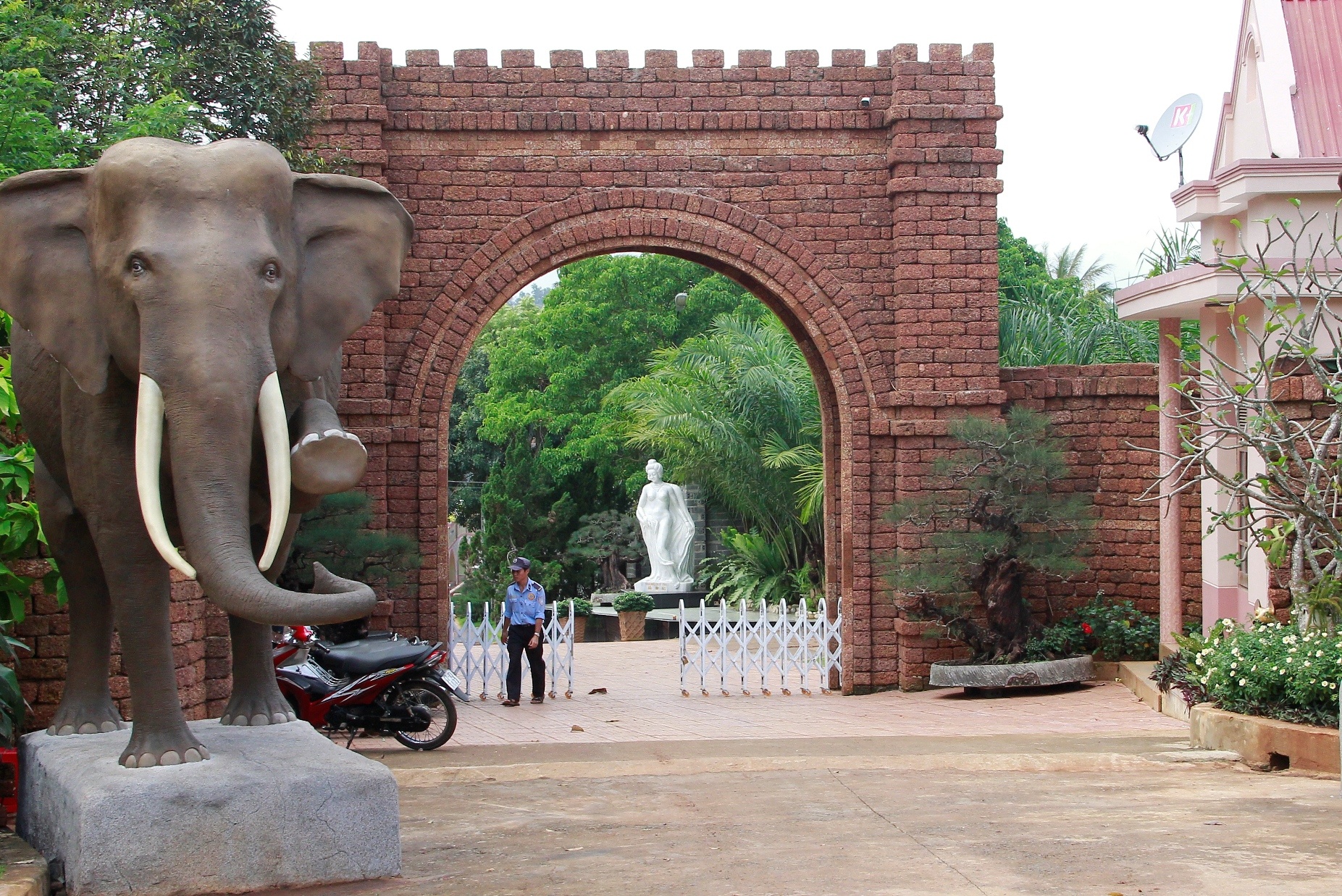 Khu du lich xay dung khong phep anh 1