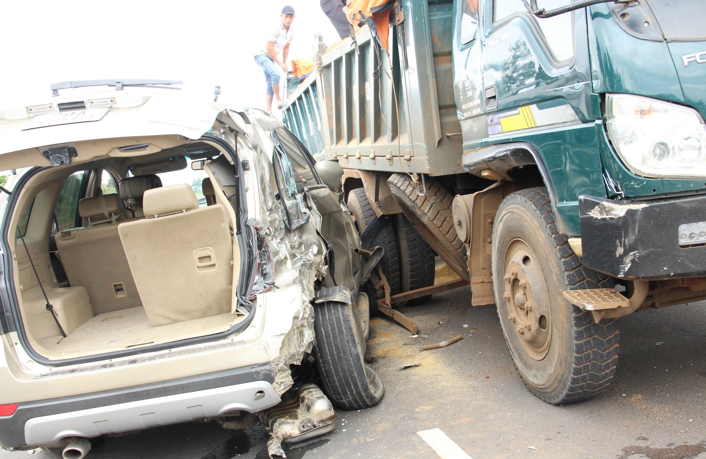 Dung den do, oto 7 cho bi xe tai tong, 5 nguoi thoat chet hinh anh