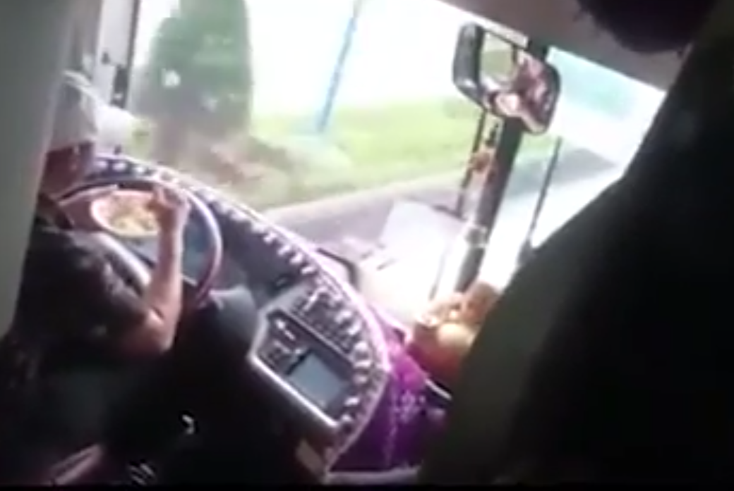 Khong xu phat hanh chinh doi voi tai xe buong hai tay an mi hinh anh