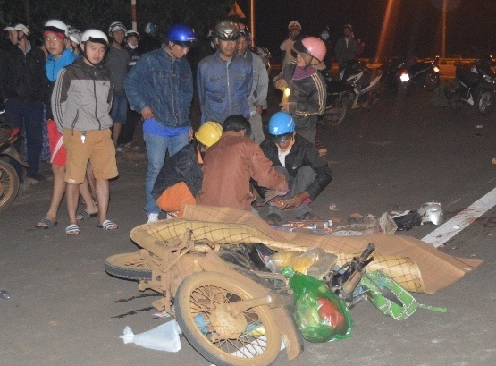 Tai xe xe tai gay tai nan roi dieu khien phuong tien bo tron hinh anh