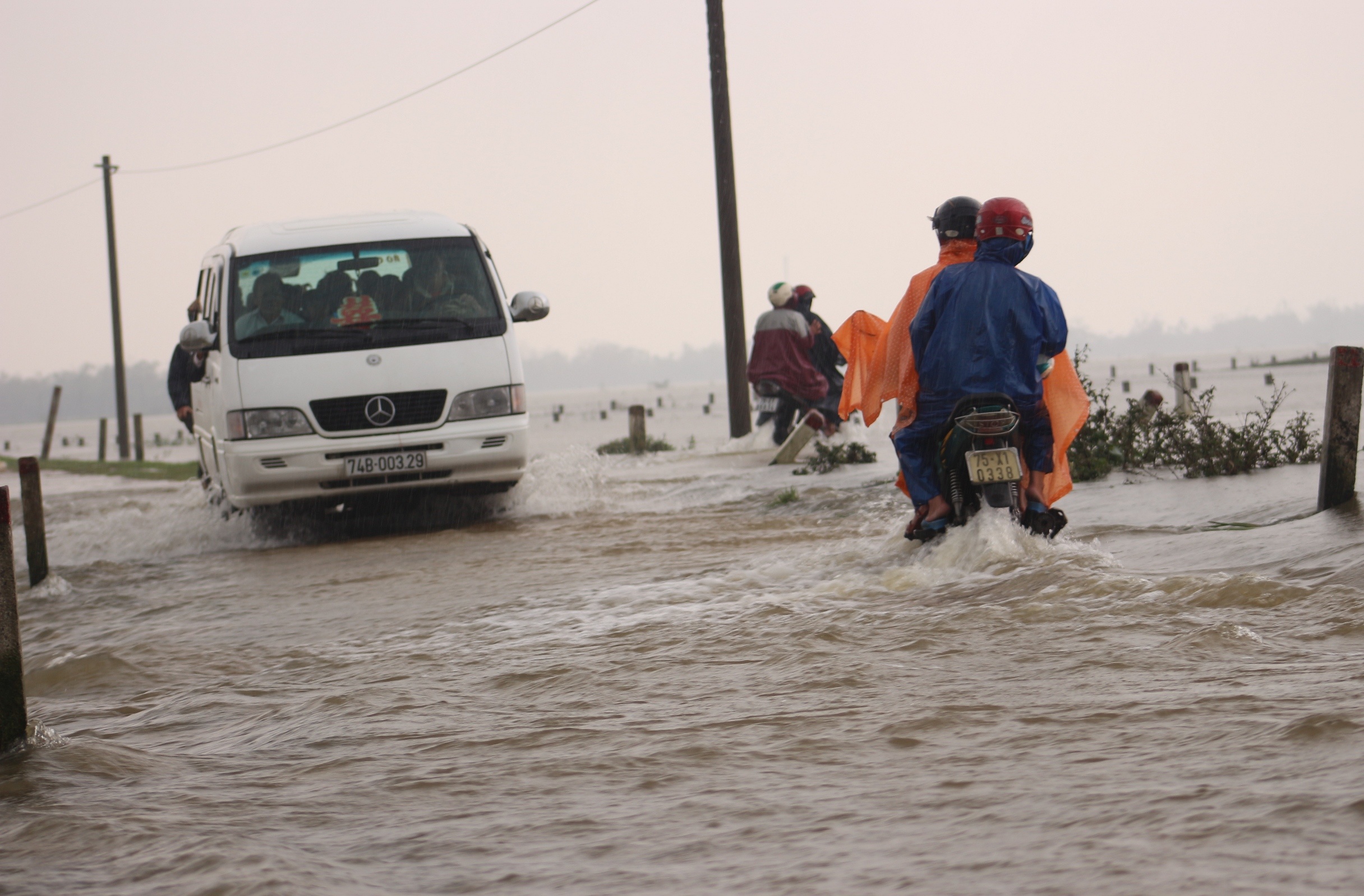 Ngap lut o Thua Thien Hue hinh anh