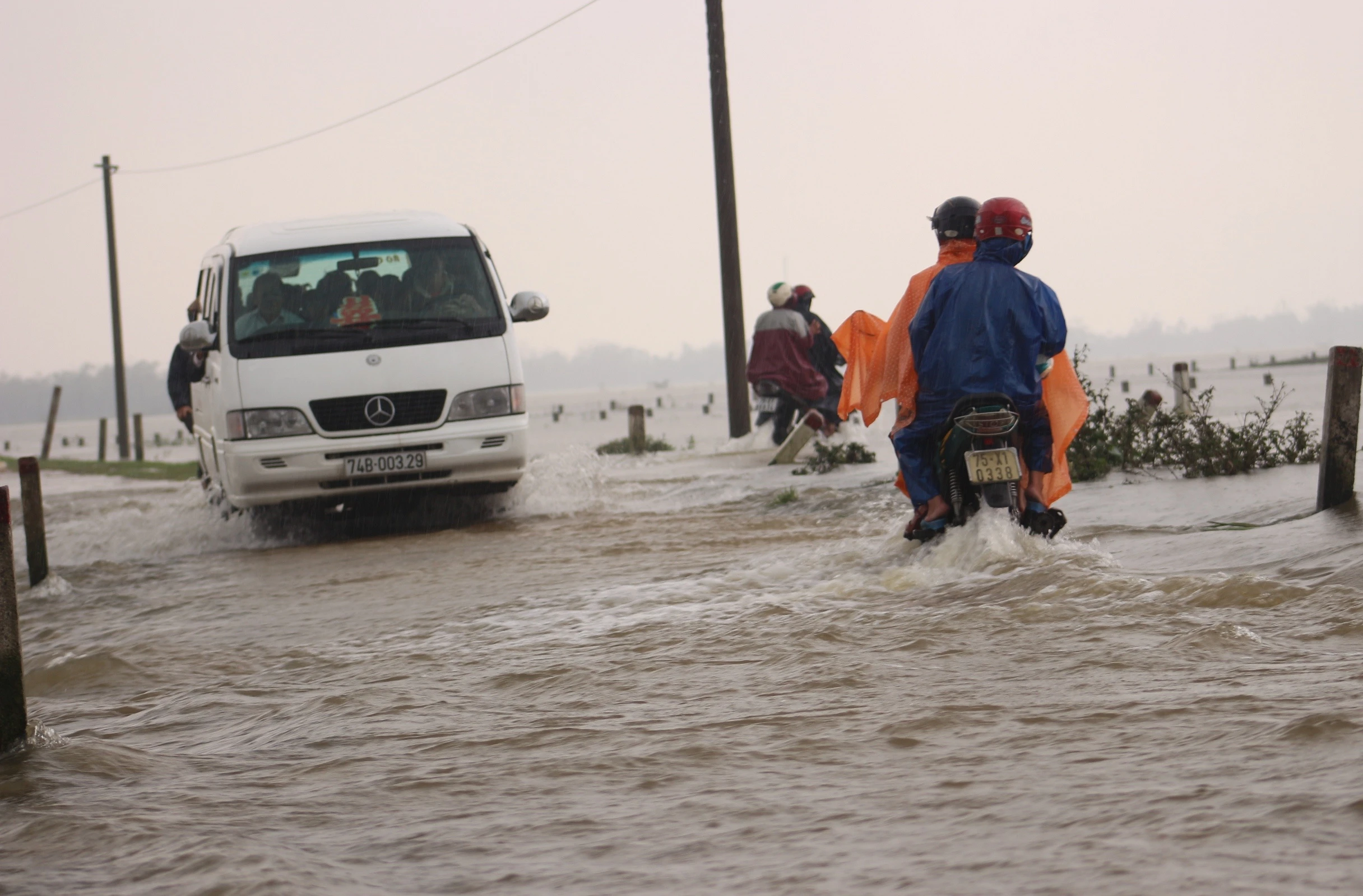 Mua to ket hop thuy dien xa lu lam nhieu noi o Hue ngap nang hinh anh
