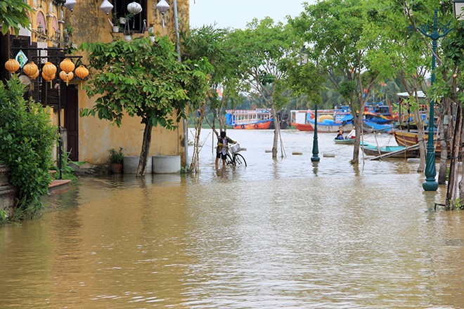 Hoc sinh nghi hoc do mua lu anh 1