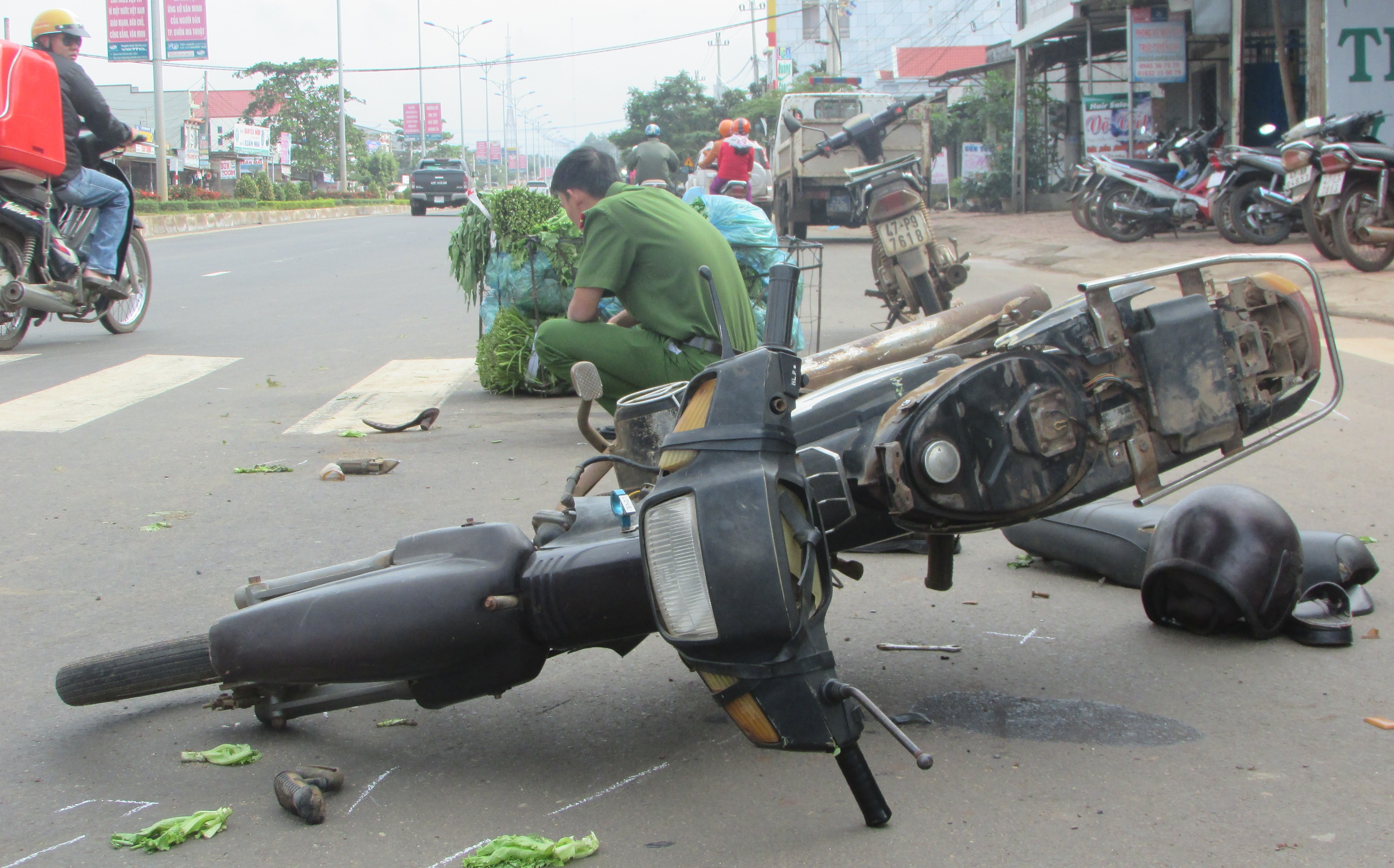 2 xe may doi dau trong hem, 3 nguoi thuong vong hinh anh
