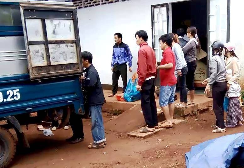 Hai me con tu vong duoi gieng anh 1