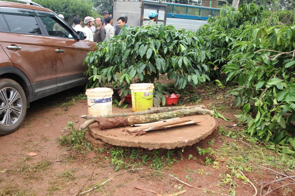 Me cuu con 3 tuoi roi xuong gieng, ca 2 tu vong hinh anh