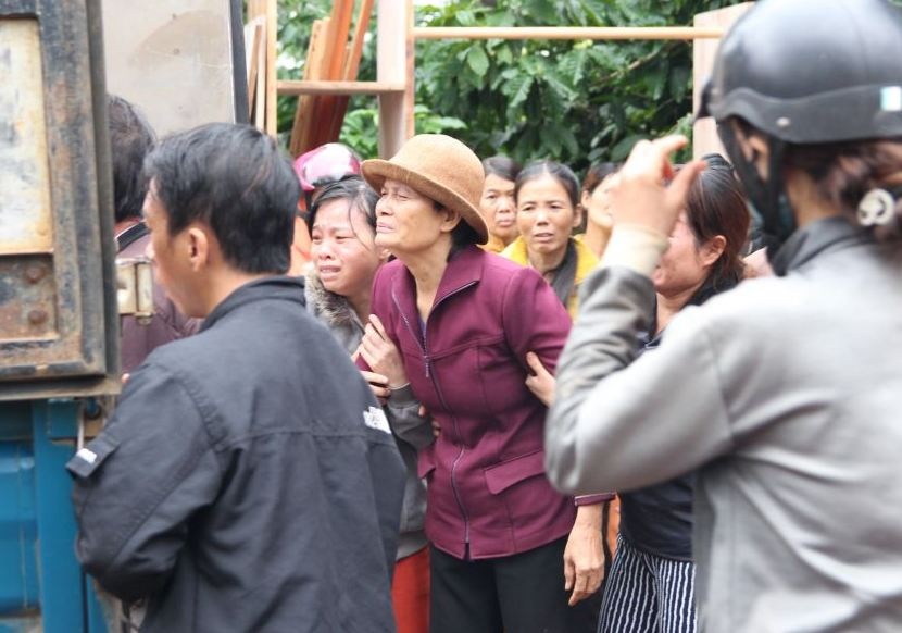 Hai me con chet duoi duoi gieng: Khong du tien mua ao quan hinh anh