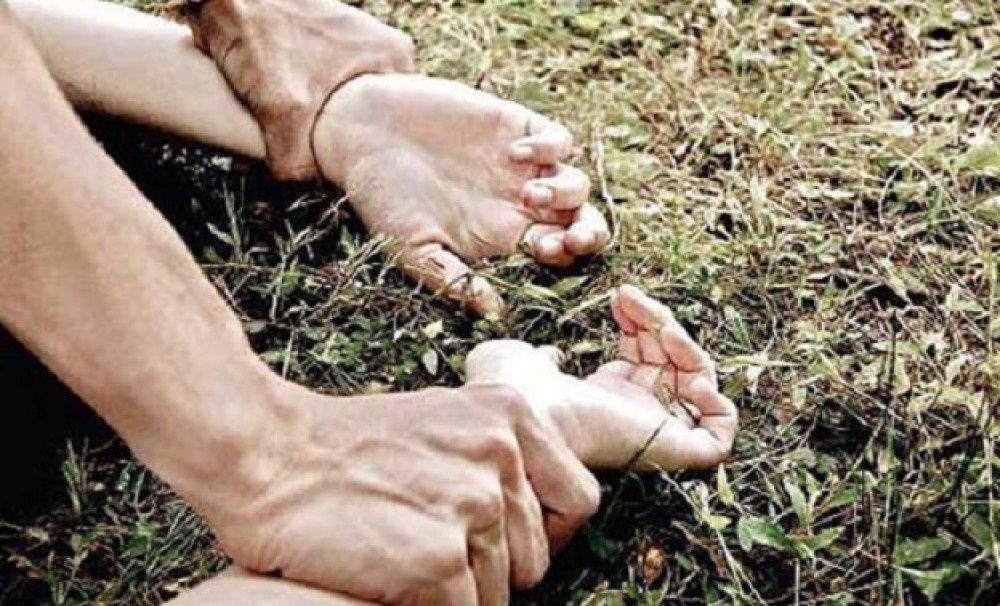 Co gai say ruou bi hai thanh nien ham hai hinh anh