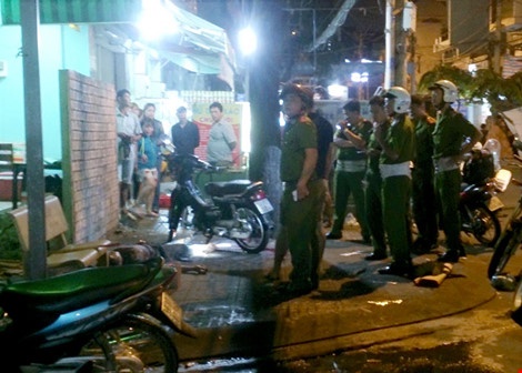 Bi noi nhin deu, ba thanh nien chem chet nguoi hinh anh