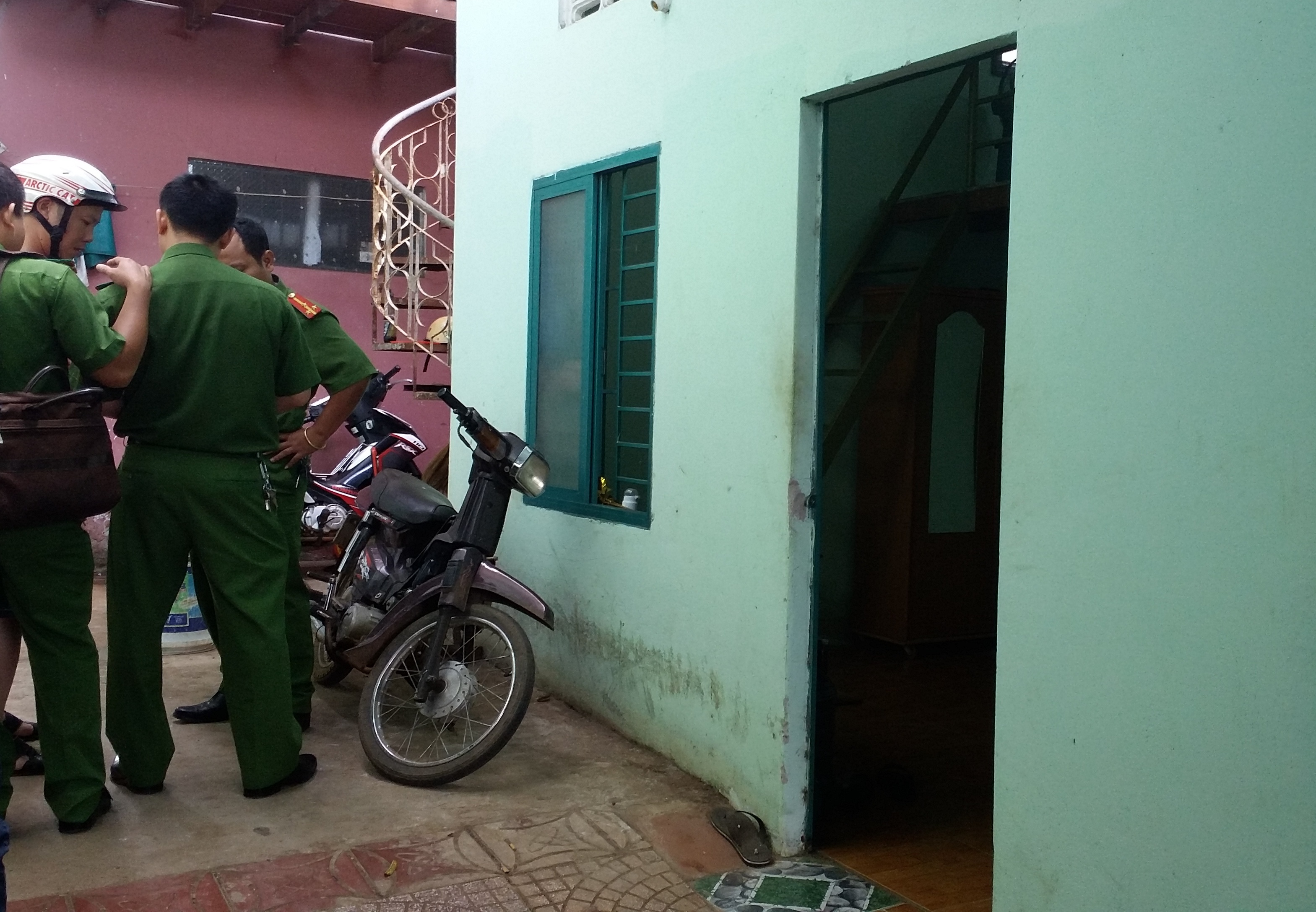 Thanh nien chet o phong tro trong tu the bi troi tay, chan hinh anh