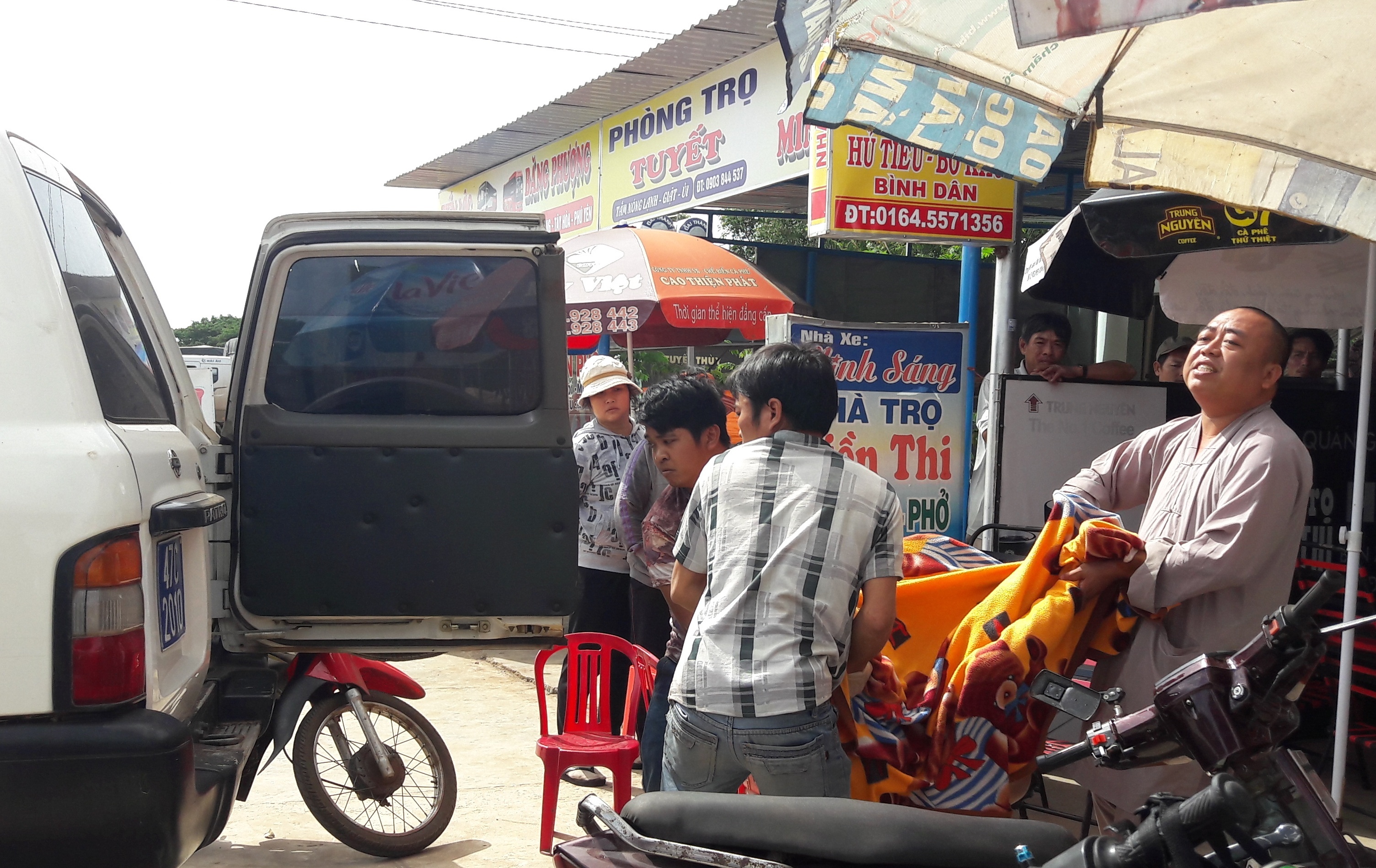 Hai thanh nien tu vong trong phong tro hinh anh