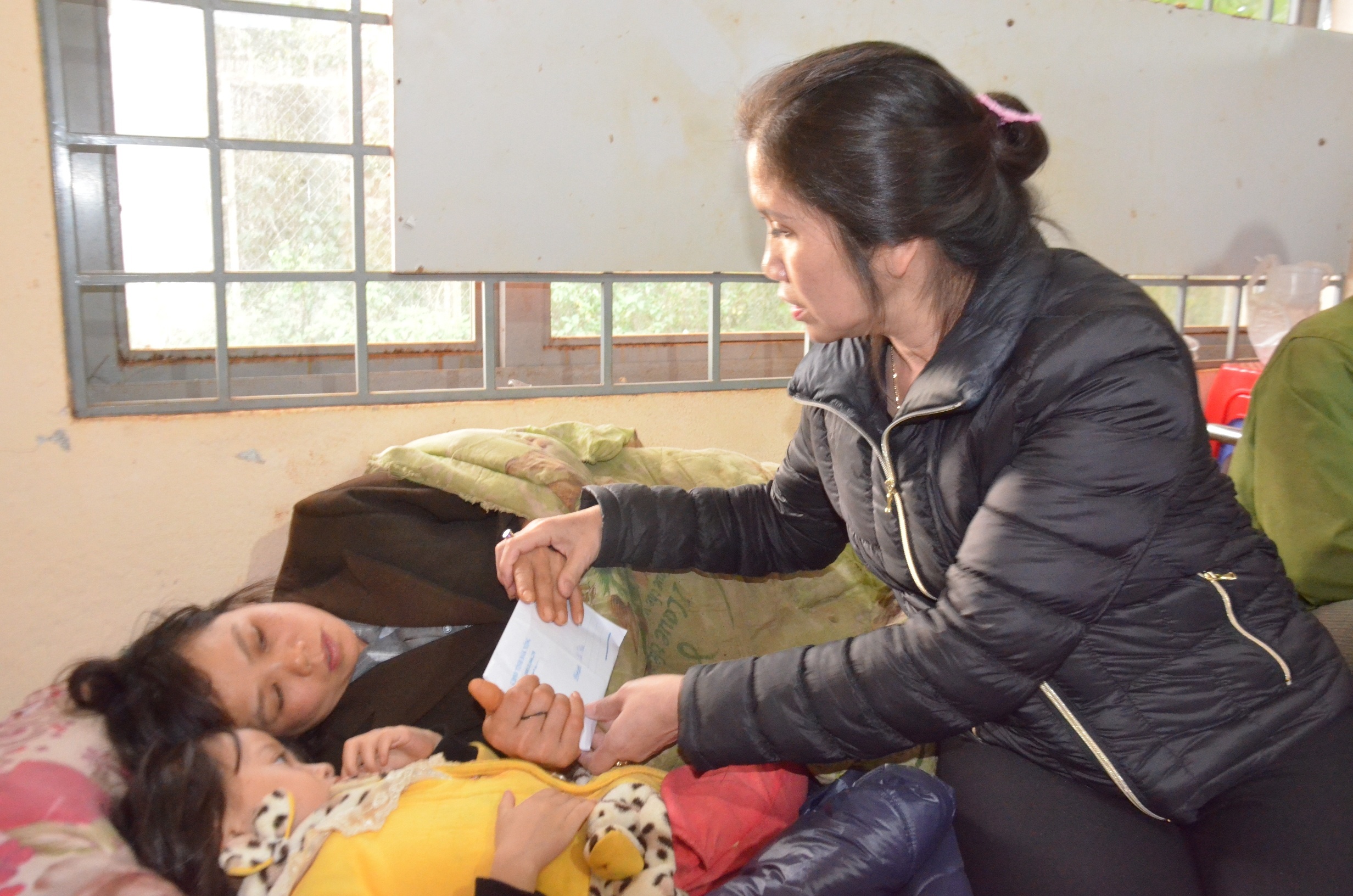 Lat thuyen o ho thuy dien: 'Anh ay kiet suc khi cuu vo con' hinh anh