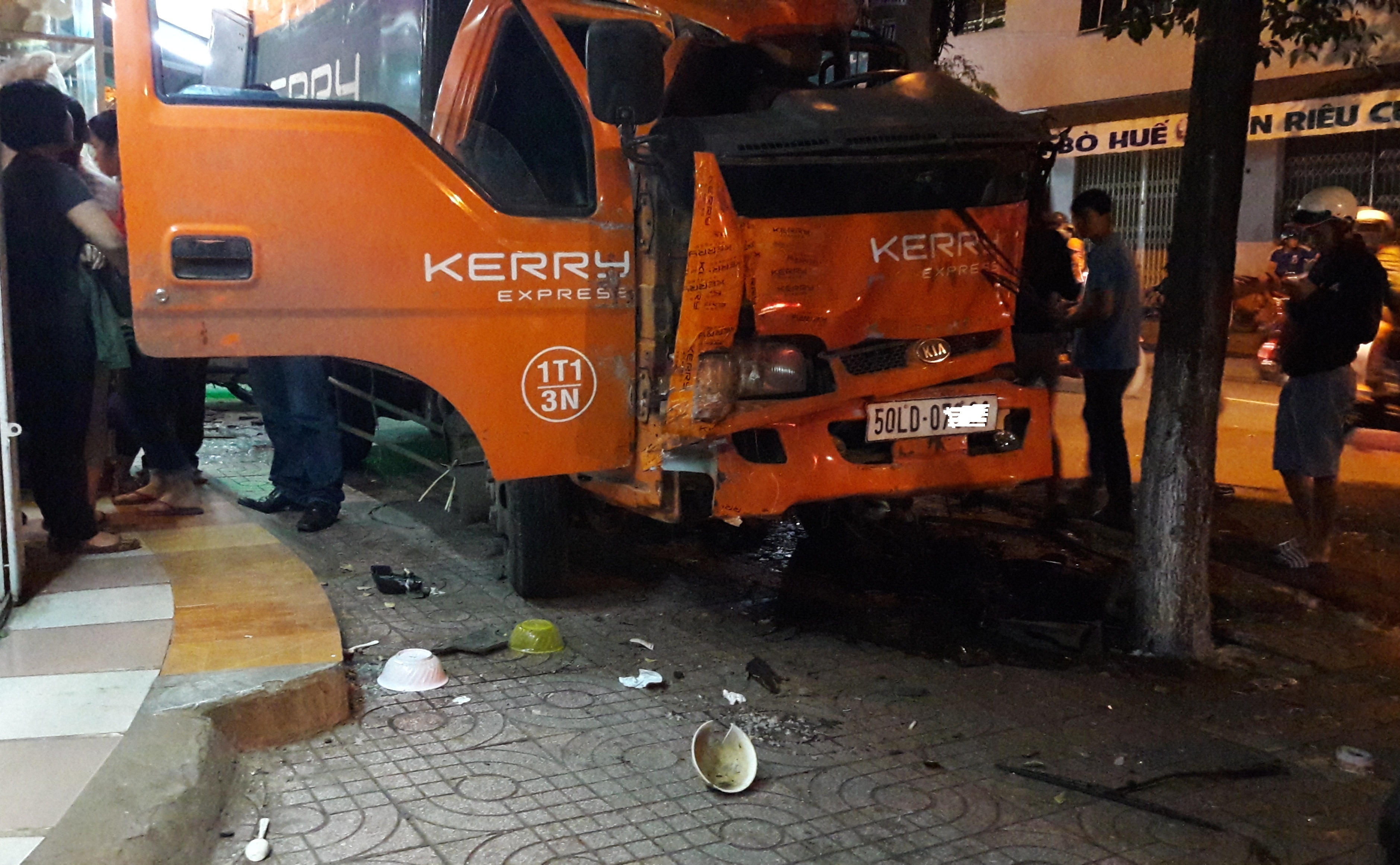 Xe chuyen phat nhanh gay tai nan lien hoan, tong nhieu nguoi hinh anh