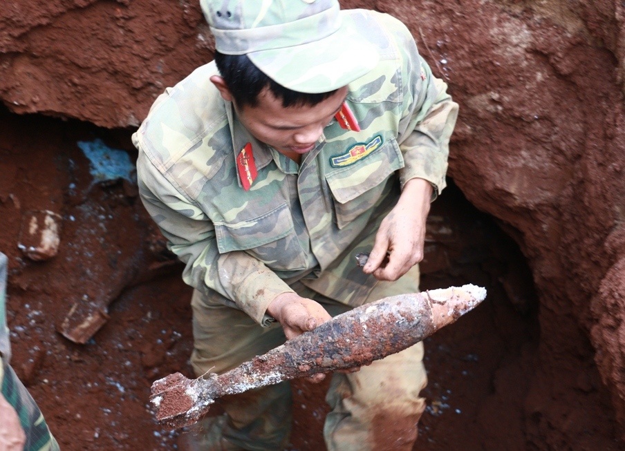 Cong nhan phat hien ham dan khi lam cong thoat nuoc hinh anh