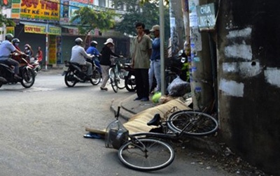 Thanh nien nam chet ben duong nghi bi danh hinh anh