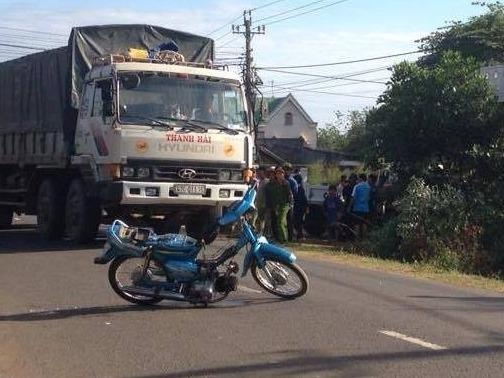Taxi tong chet nguoi di xe may khong doi mu bao hiem hinh anh