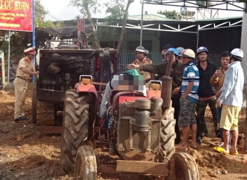 Dang lai may cay, thanh nien dap mat vao vo lang tu vong hinh anh