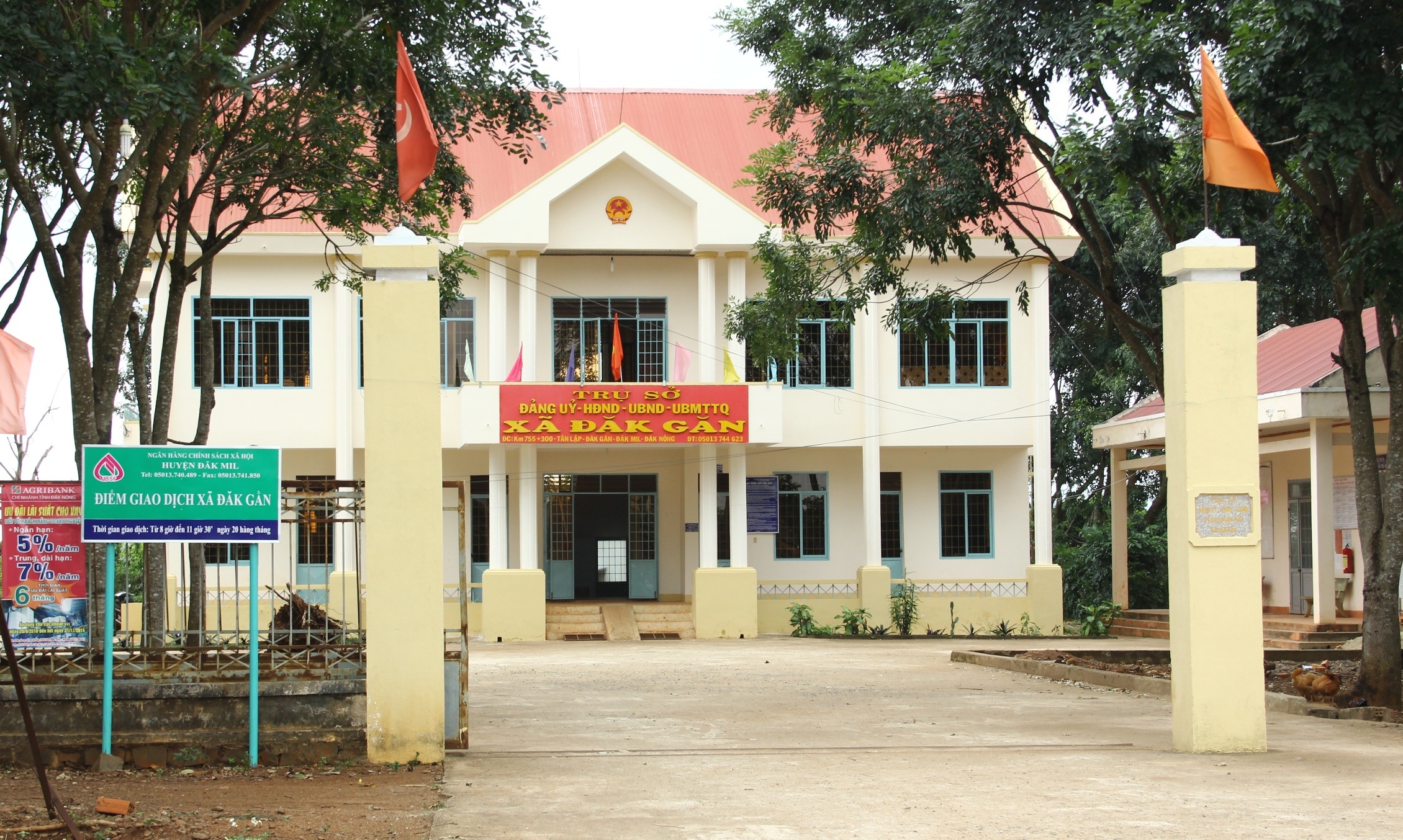 Nu giao vien xong vao tru so UBND xa danh nguoi hinh anh