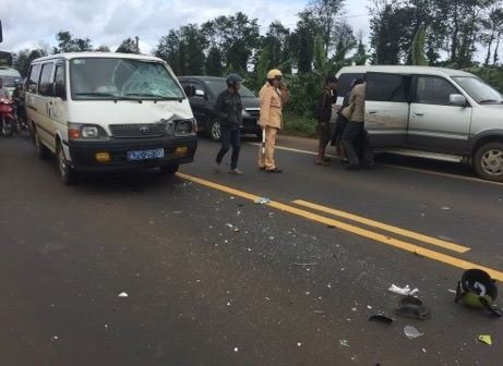 Va cham voi oto bien xanh, hai nu giao vien nguy kich hinh anh