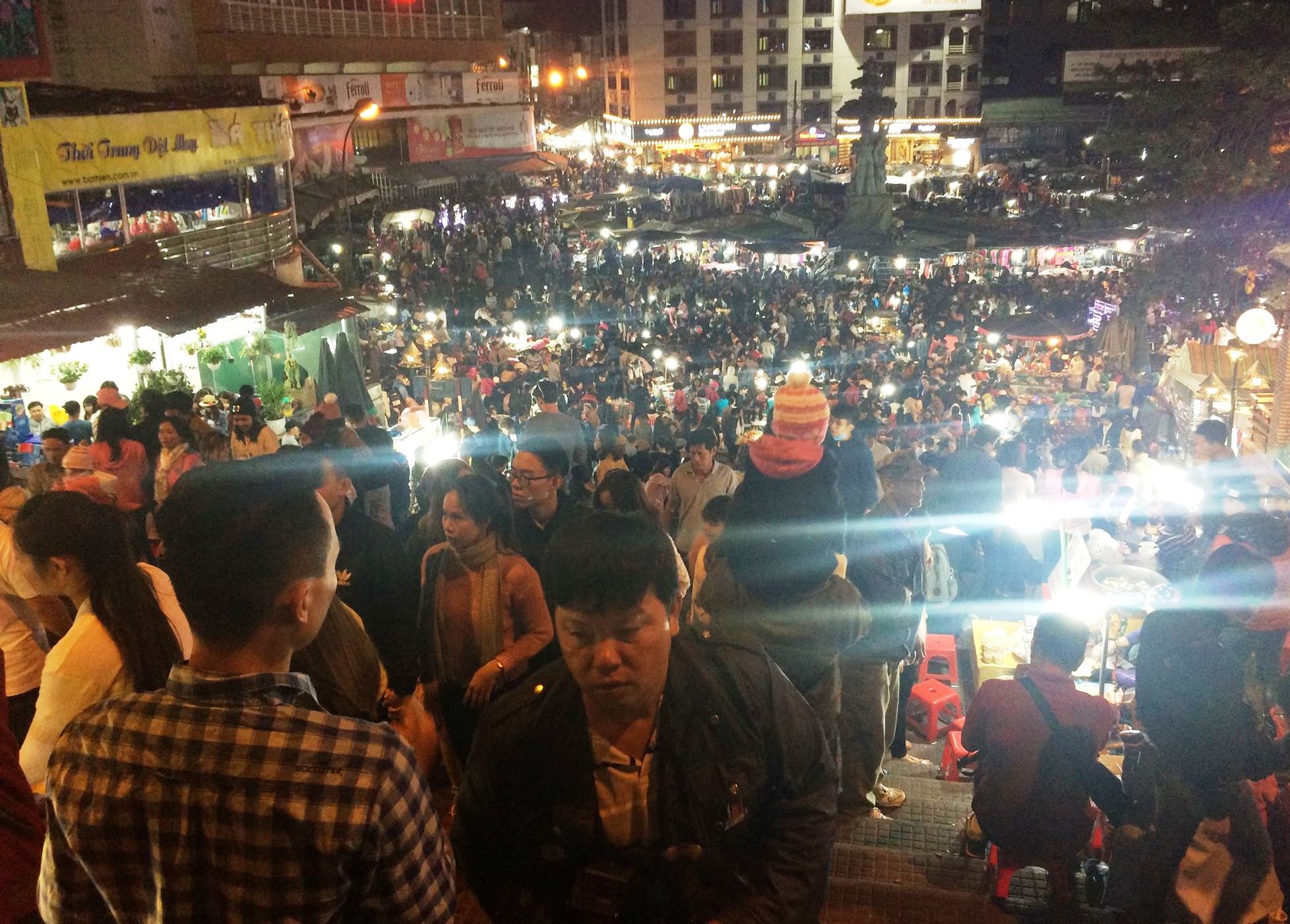 Du khach chen chan trong bien nguoi o Da Lat hinh anh