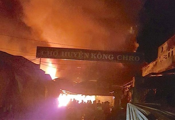 Chay rui cho huyen giua dem, hang chuc tieu thuong lao dao hinh anh