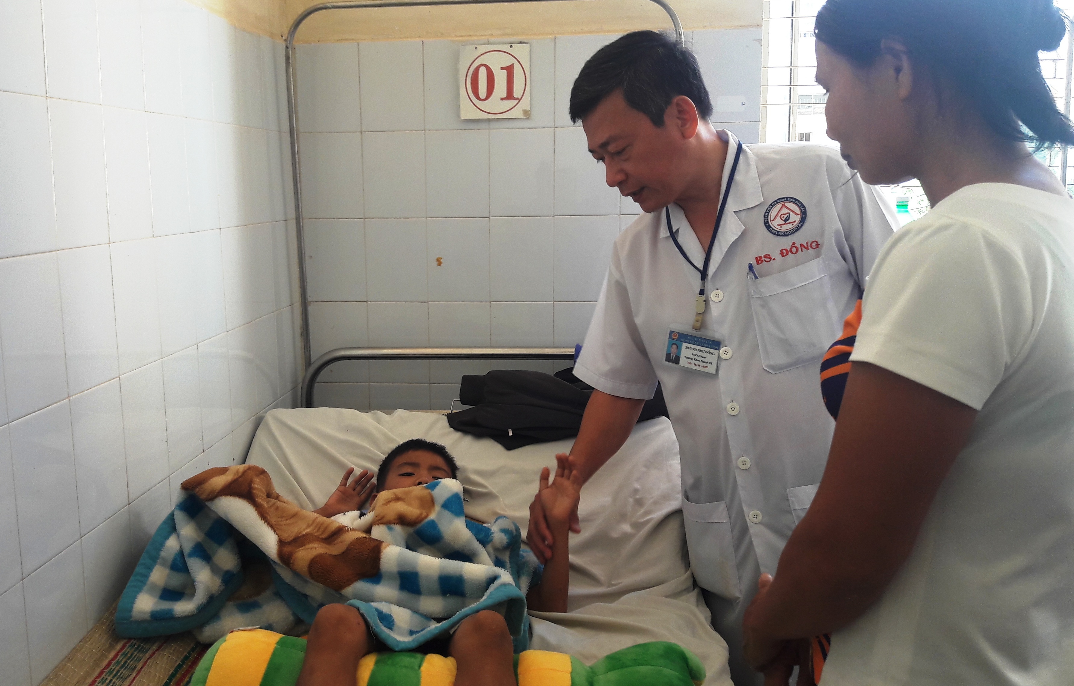 Be trai 5 tuoi bi nut so khi roi xuong ho bon cau o truong hinh anh