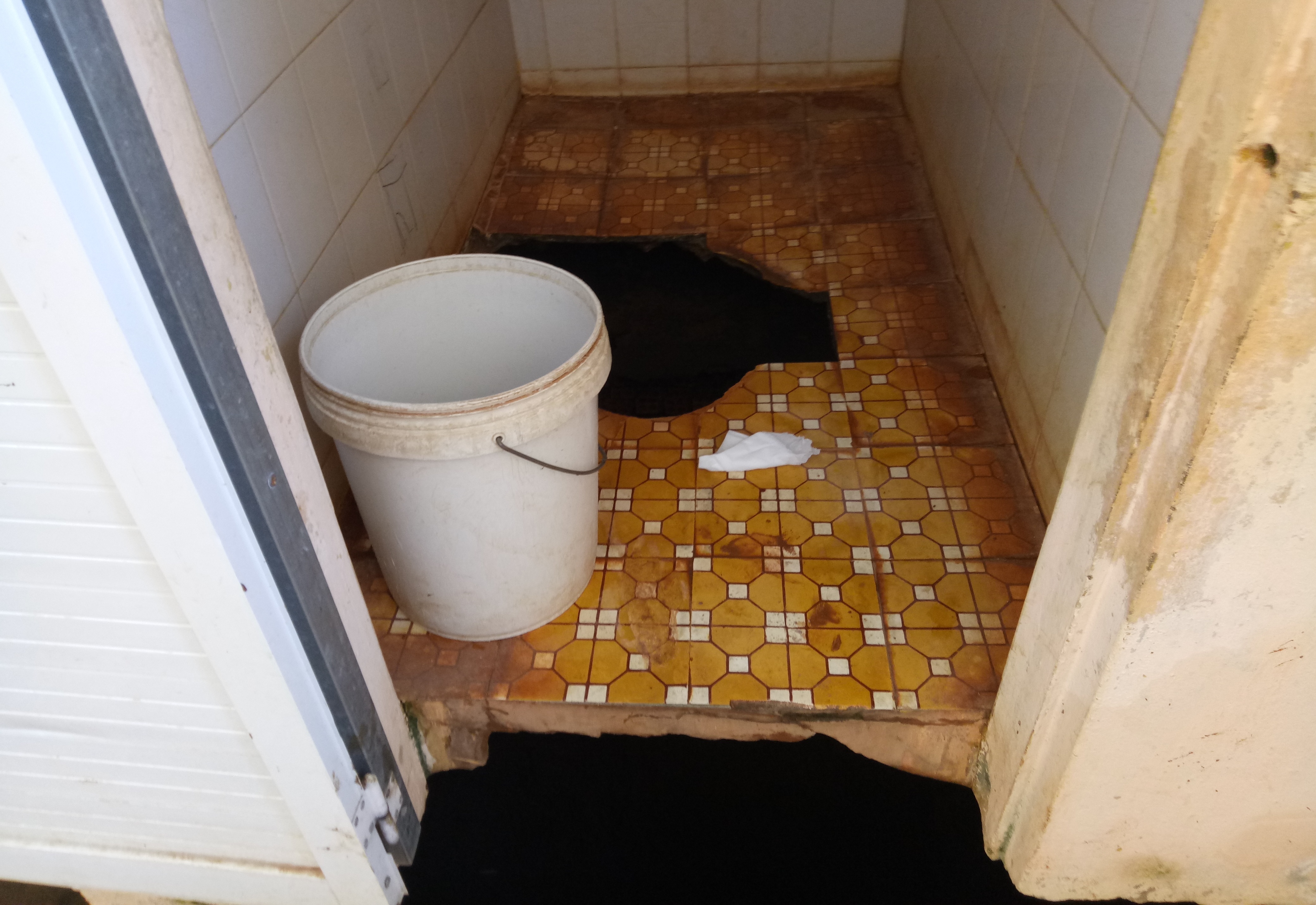 Bé trai nhà vệ sinh nuốt chửng ảnh 1 Be trai nha ve sinh nuot chung anh 1