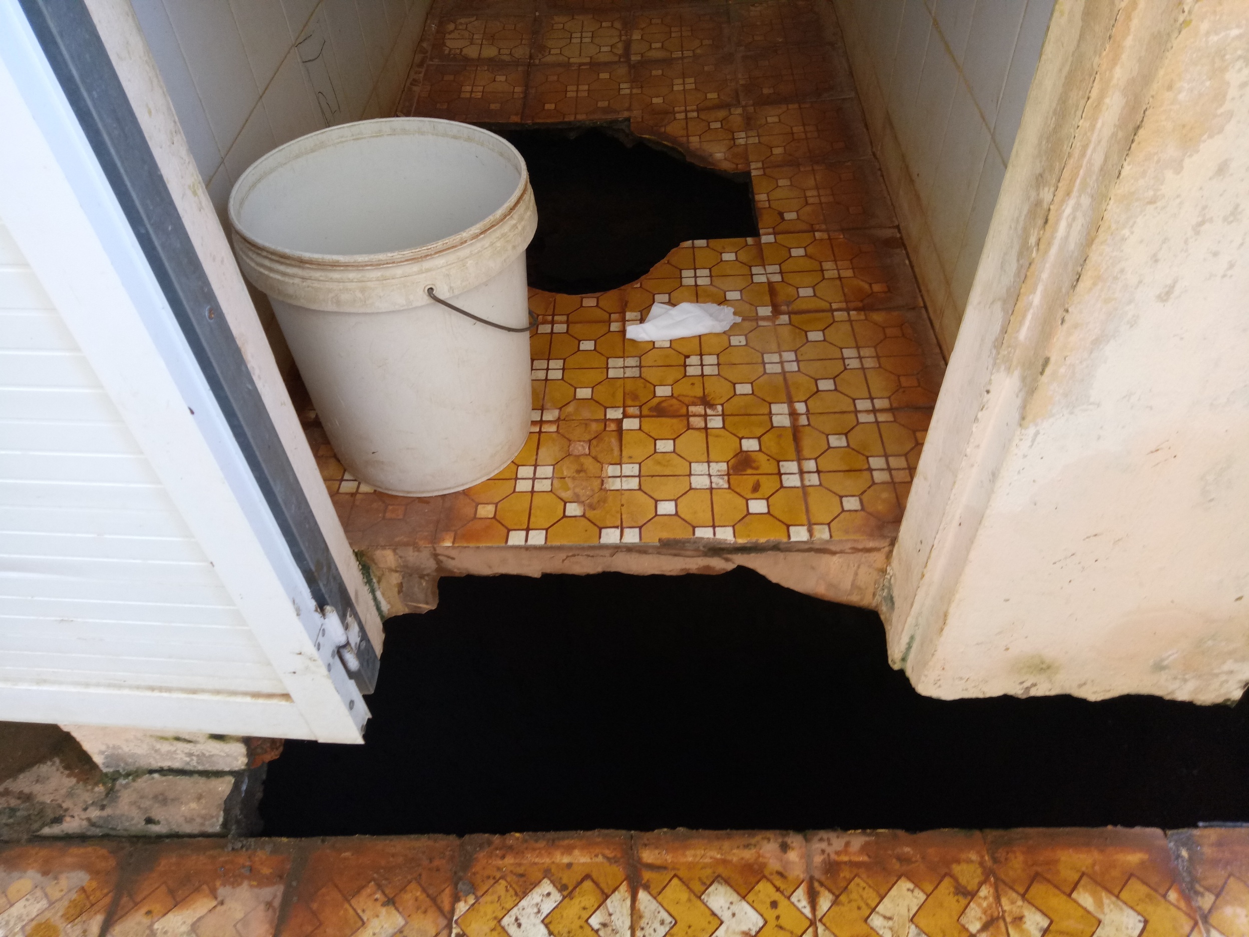 Học sinh mầm non rơi nhà vệ sinh ảnh 1 Hoc sinh mam non roi nha ve sinh anh 1