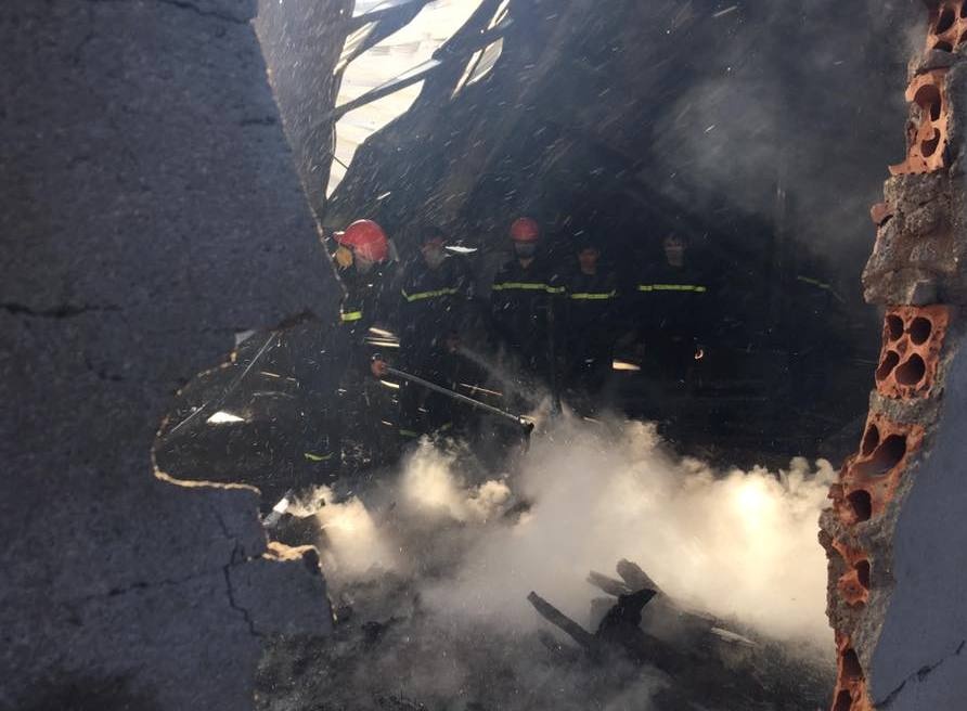 Chay trui nha kho hon 1.500 m2 anh 1