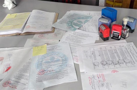 Lam gia con dau de khai thac go trai phep hinh anh