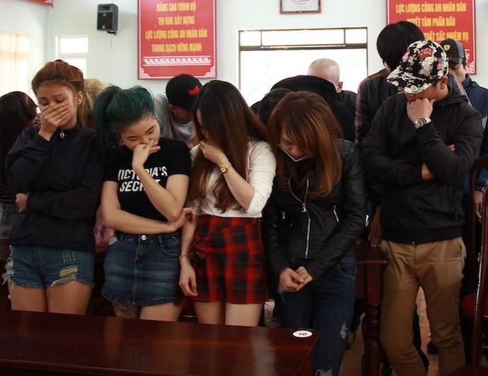 28 khach trong quan karaoke duong tinh voi ma tuy hinh anh