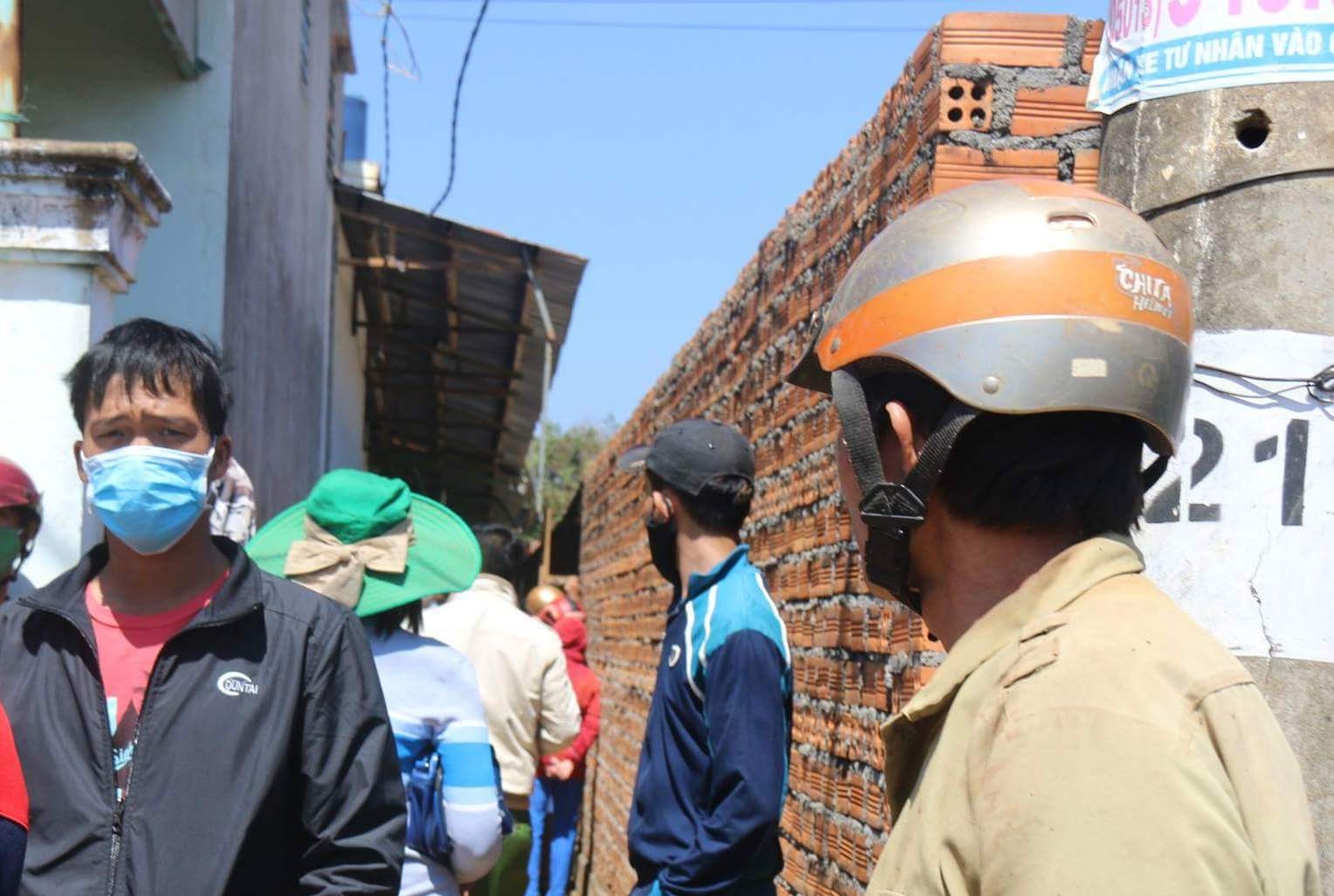 Nguoi dan ong chet trong phong tro khoa trai cua hinh anh