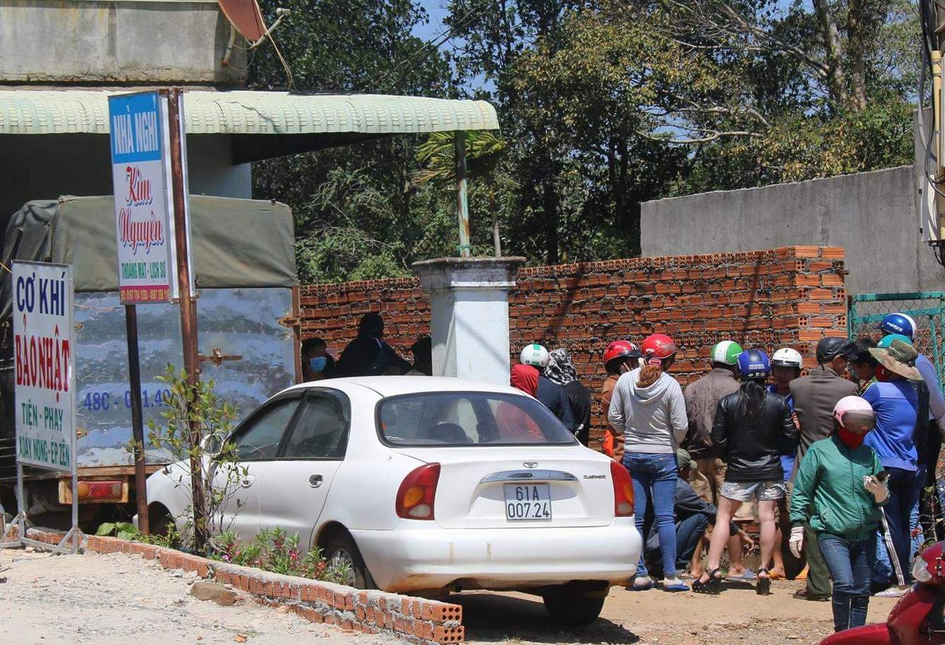 Chet bat thuong trong phong tro anh 1