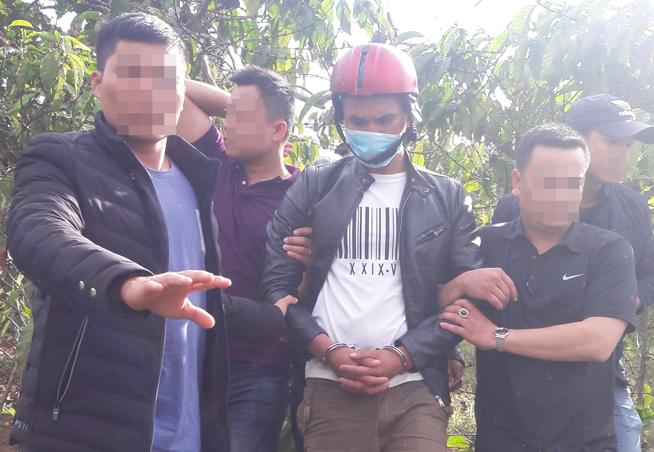 Loi khai nghi can giet chong nguoi tinh roi giau trong ray hinh anh