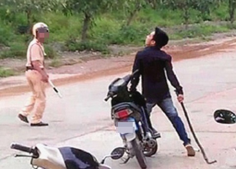 Thanh nien say xin tat CSGT hinh anh