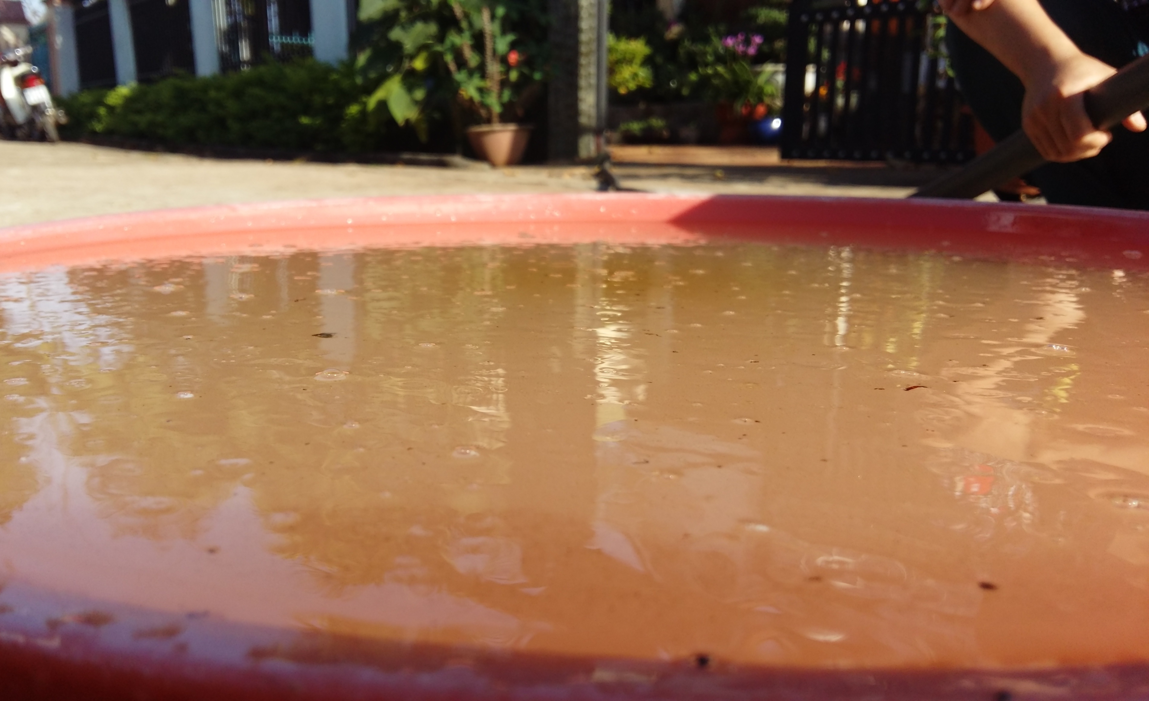 Nuoc gieng boc chay anh 1