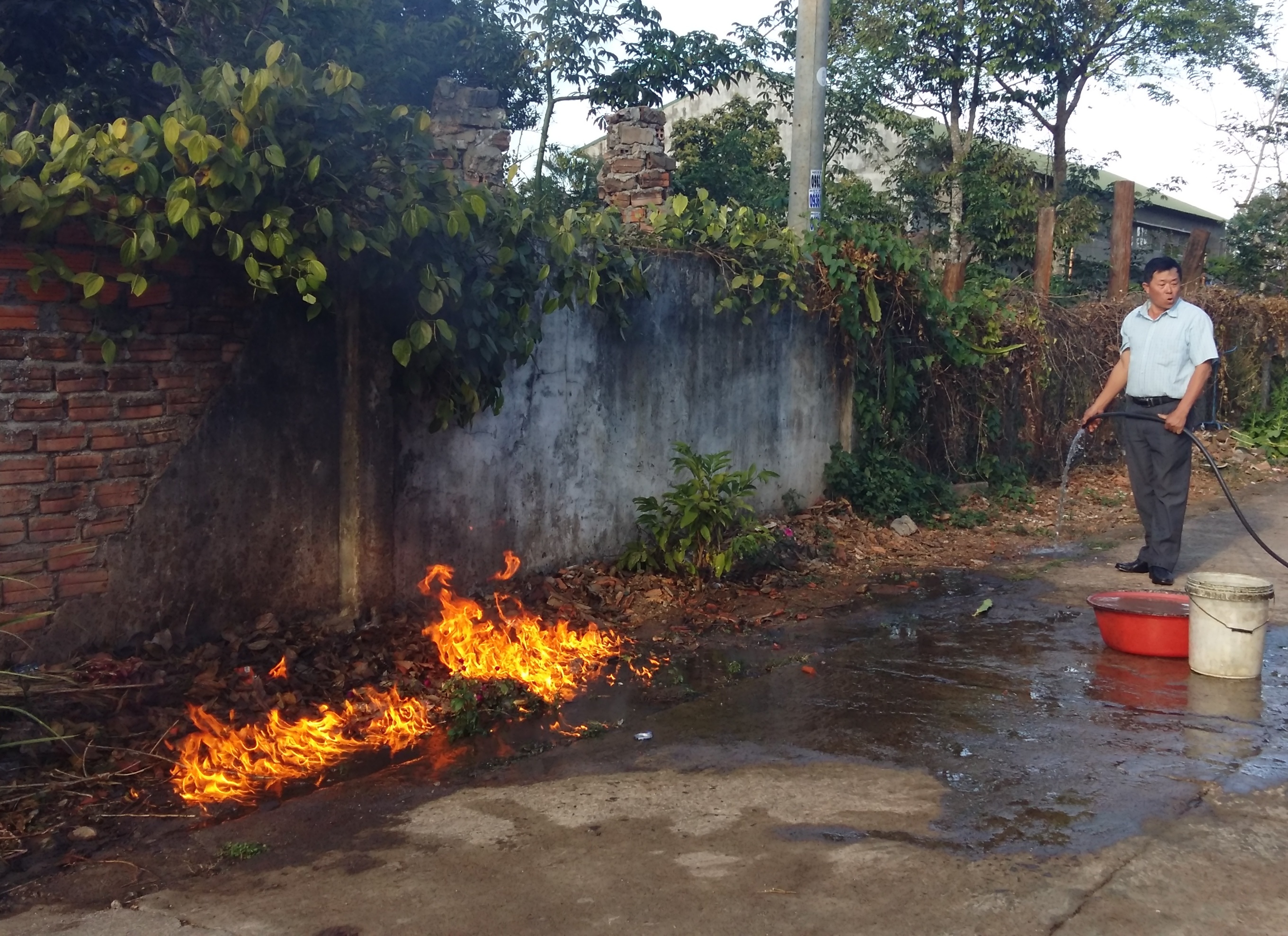 Nuoc gieng boc chay ngun ngut hinh anh