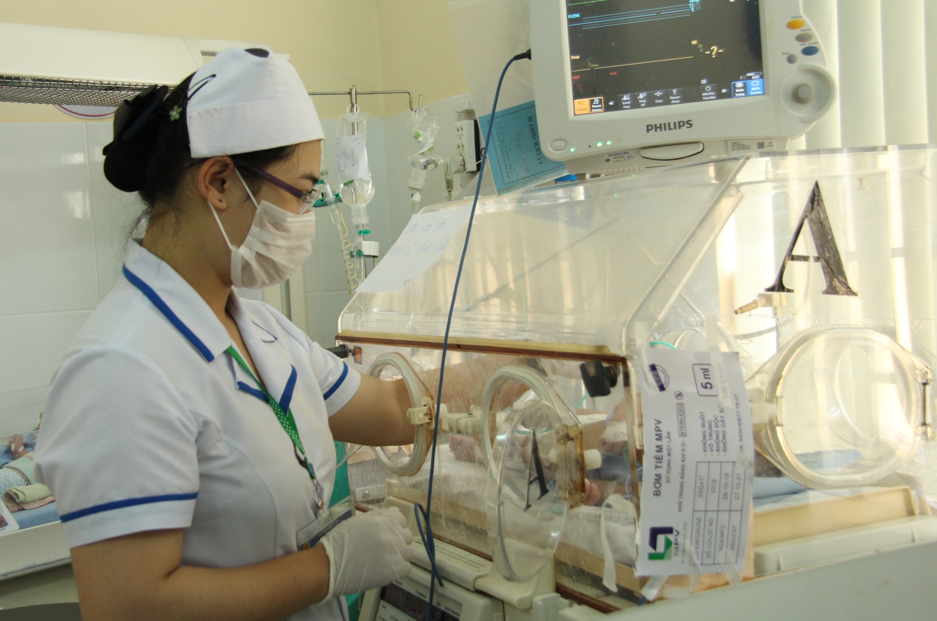 Be 10 ngay tuoi bi uon van do dung luoi lam cat ron hinh anh