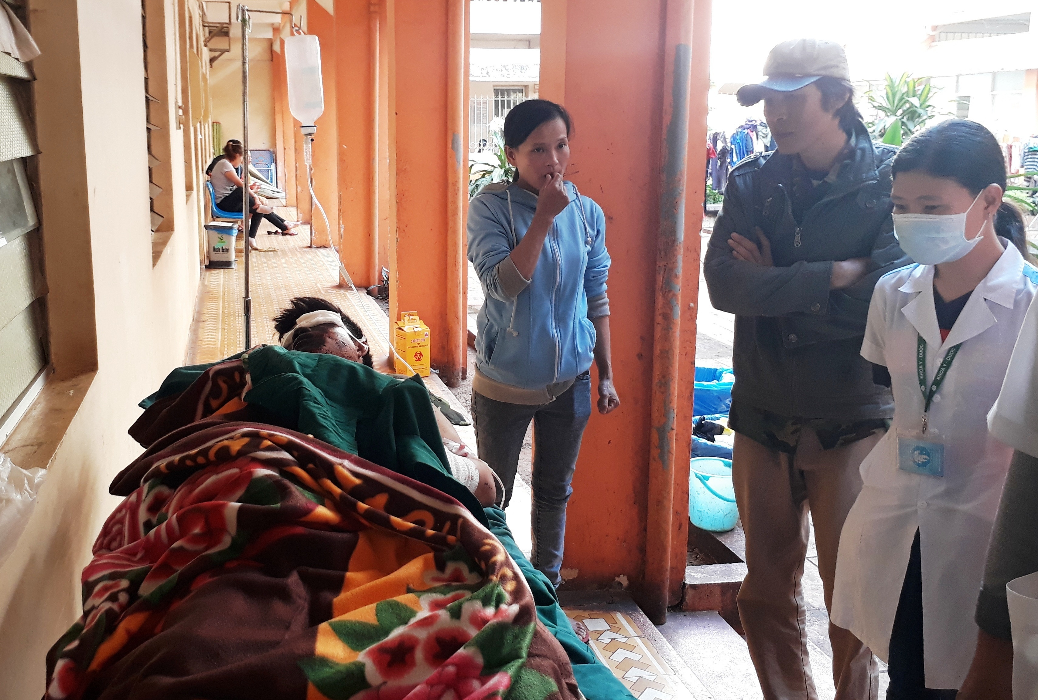 Nổ bình ga mini một người cưa tay ảnh 1 No binh ga mini mot nguoi cua tay anh 1