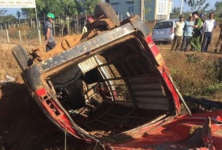 Oto cho go lat ngua sau va cham xe may, 2 nguoi chet hinh anh